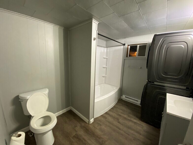 Building Photo - 4 Saratoga Ave