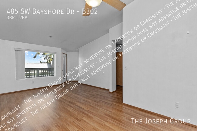 Building Photo - 485 SW Bayshore Dr