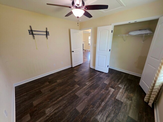 Building Photo - 222 Rowland Dr