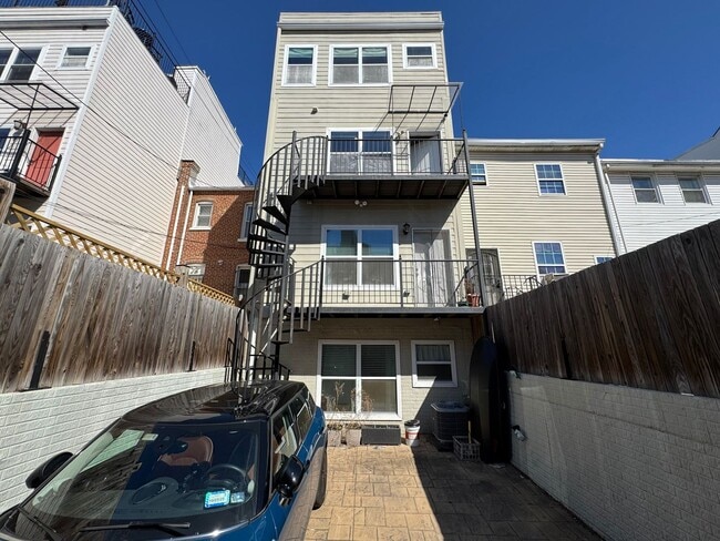 Building Photo - Beautiful 3 Bed 3 Bath Condo with a Roofto...