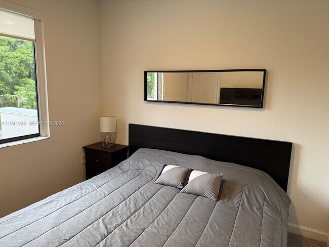 Building Photo - 887 NE 211th St