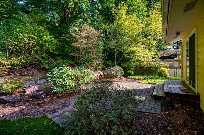 Building Photo - Spacious 4BR/2 BA Home in Quiet North-End ...