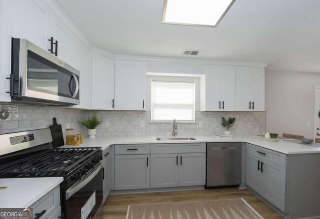 Building Photo - 833 Oakview Trce