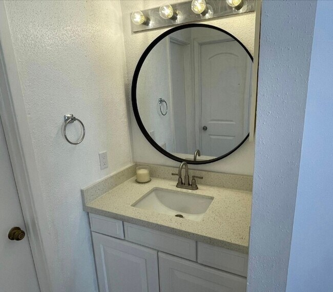 Building Photo - 9707 Richmond Ave.