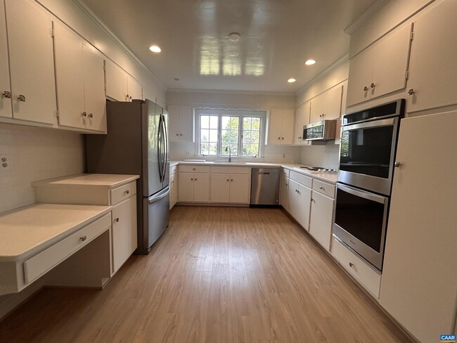 Building Photo - 214 Montvue Dr