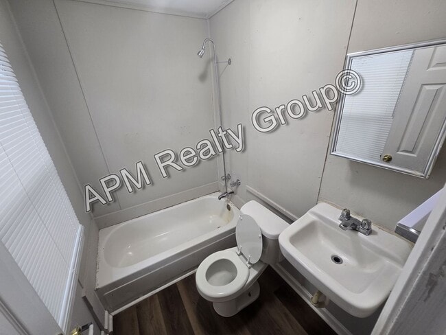 Building Photo - Renovated one bedroom duplex in Melrose He...