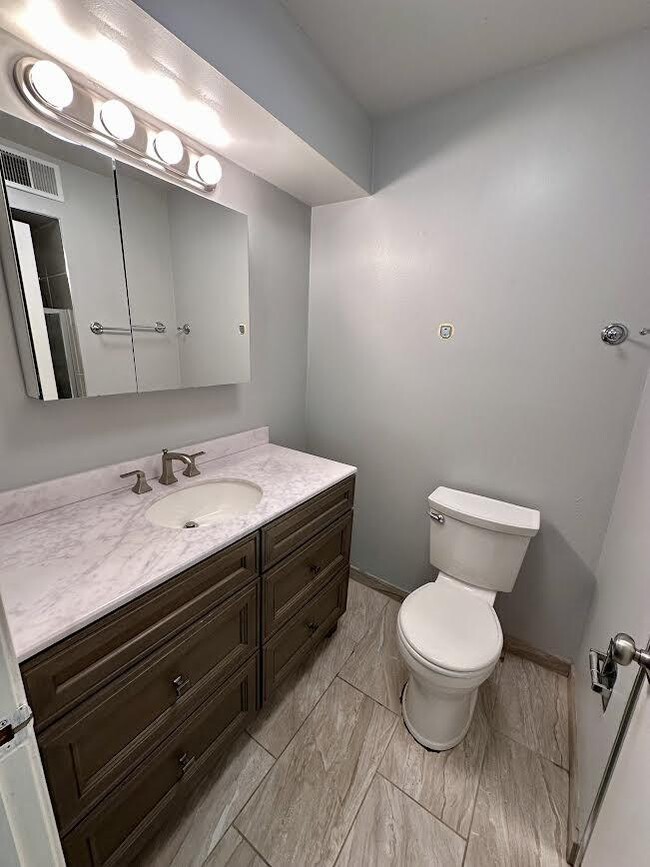 Building Photo - 2 bedroom in Northbrook IL 60062
