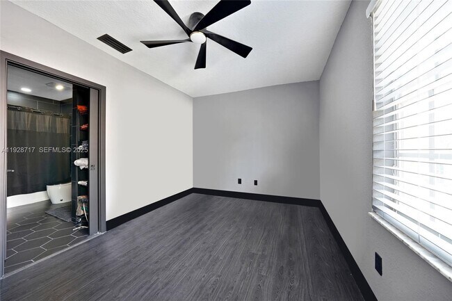 Building Photo - 1010 Belmont Pl