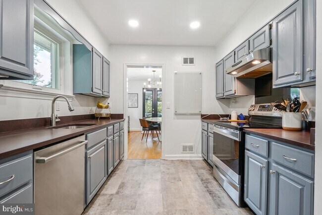 Building Photo - 11705 Admirals Ct