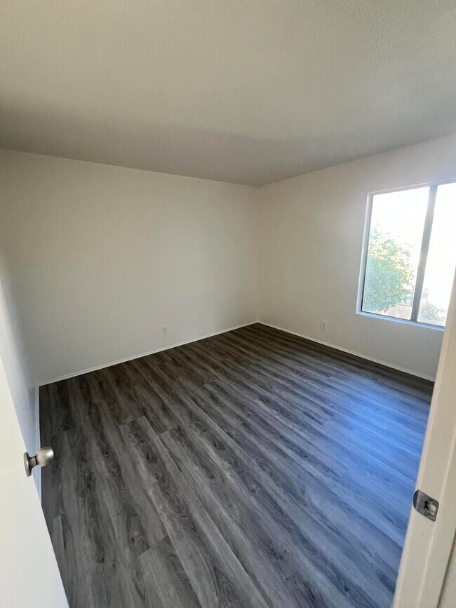 Building Photo - 1407 N Sunrise Way