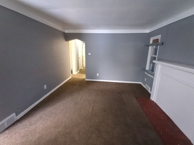 Building Photo - 3 bedroom 1 bath bungalow now available! -...