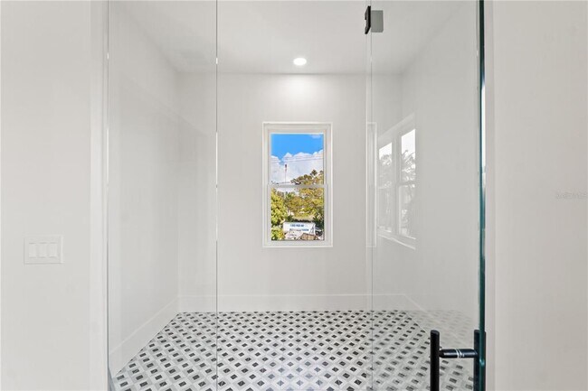 Building Photo - 531 Danube Ave