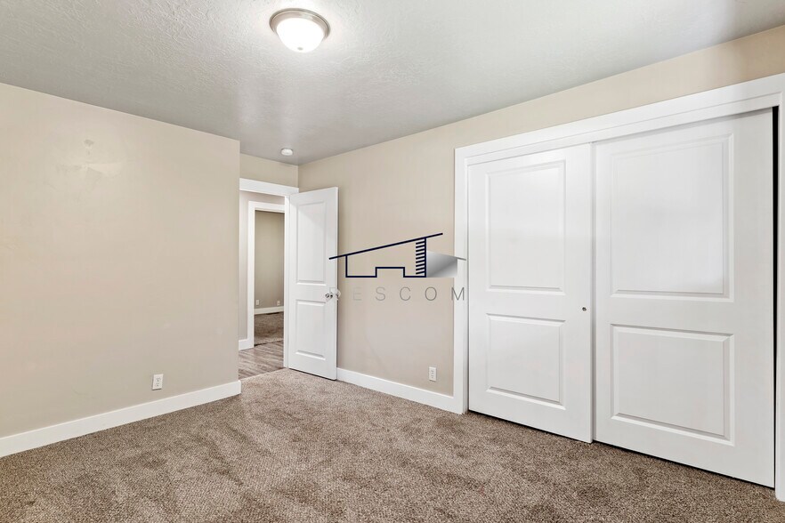 Building Photo - 1334 Henderson Dr