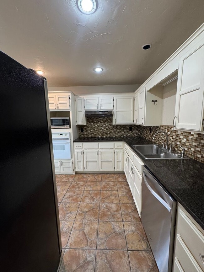 Building Photo - 3 Bedroom 2.5 Bath total 2,448 Square feet