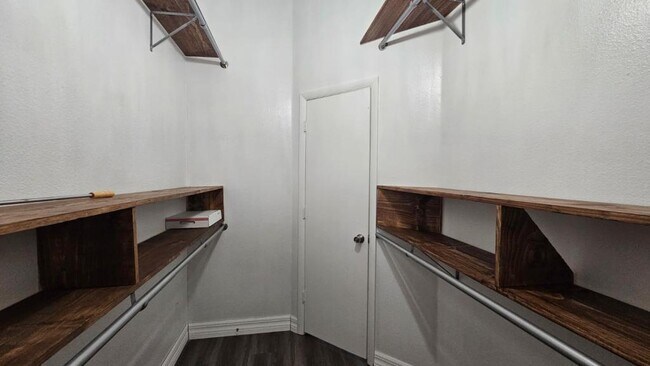 Building Photo - 510 Castlemain Cir