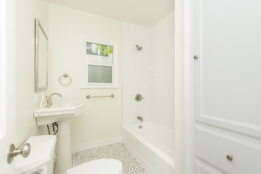 Building Photo - 1517 S Orange Grove Ave