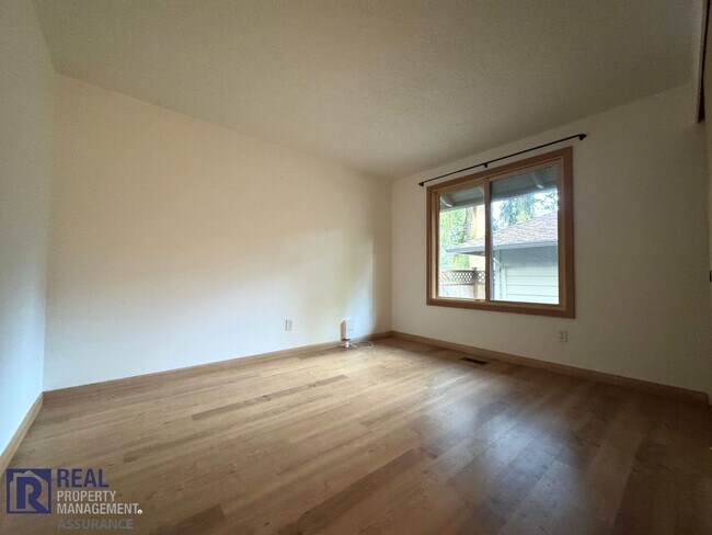 Building Photo - Updated 3-Bed Duplex Offering Space, Style & Convenience!!