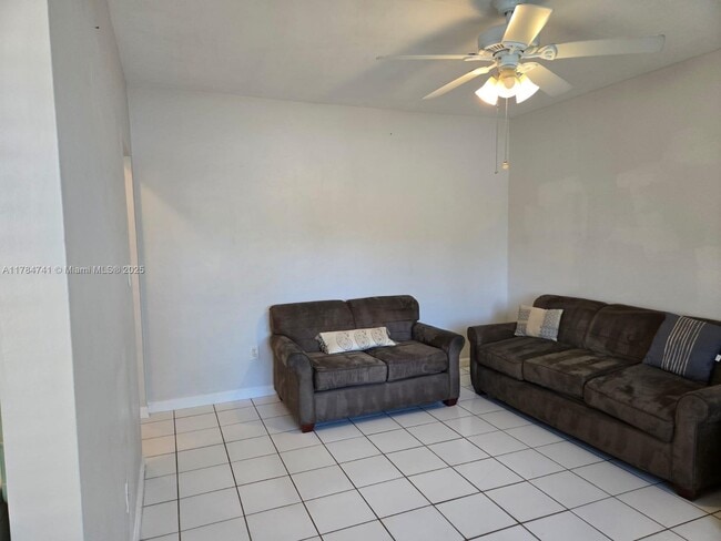 Building Photo - 1152 Bayview Dr
