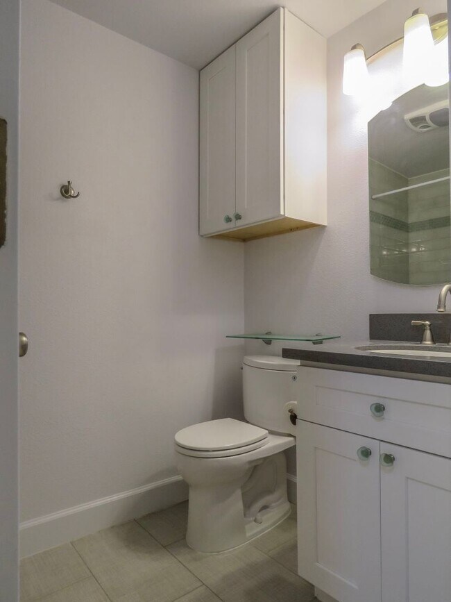 Building Photo - Gorgeous Ranch Style 3 Bedroom Home In Lak...