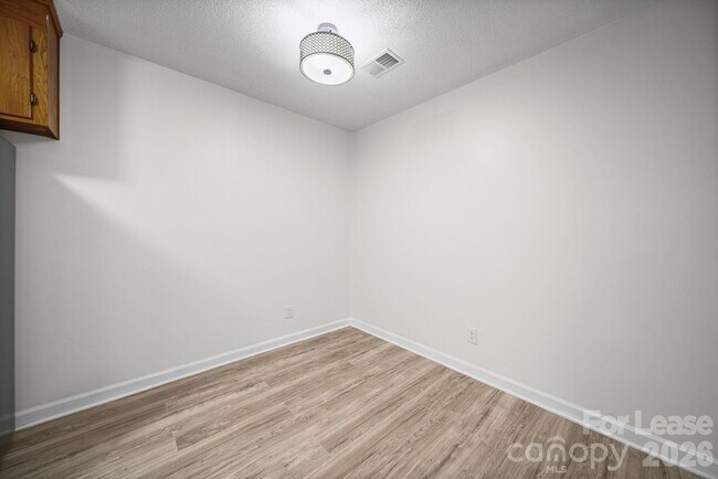 Building Photo - 1110 Chandler Dr