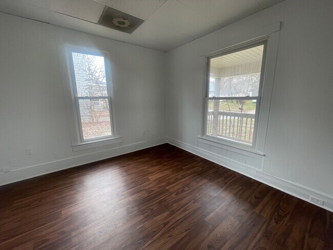 Building Photo - Available Now  LARGE 3 Bedroom 1 bath house