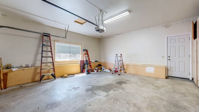 Building Photo - Well Maintain West Side Single Story 3 bedroom 2 bathroom home with 2 car garage