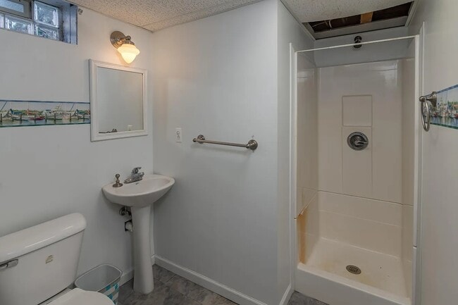 Building Photo - 150 Bobolink Ave