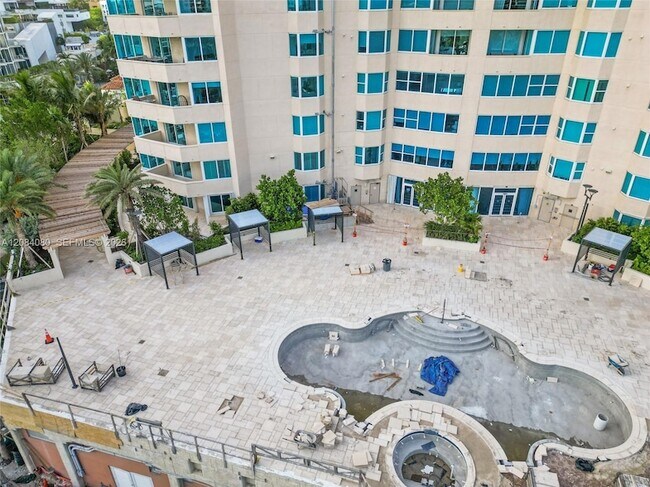 Building Photo - 300 South Pointe Dr