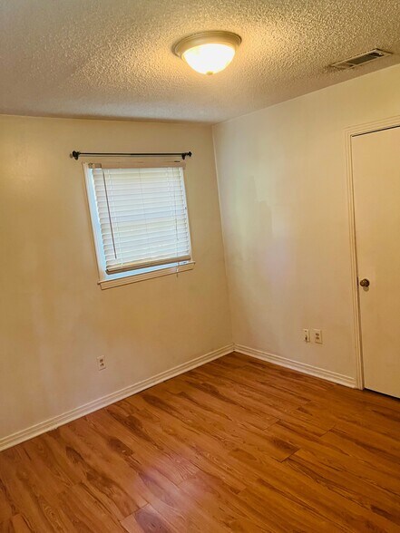 Building Photo - 1365 Middle Ring Rd