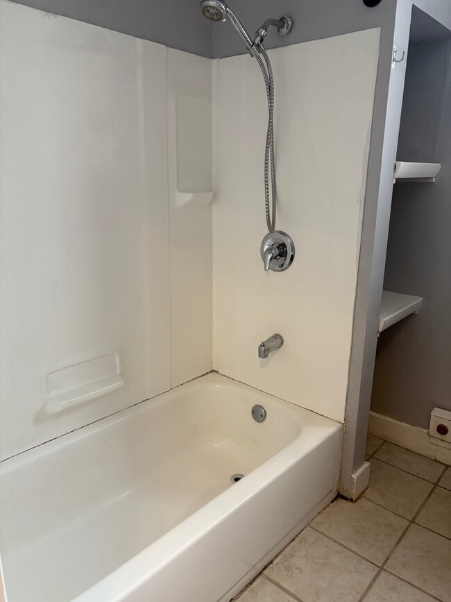 Building Photo - 808 S 6th St