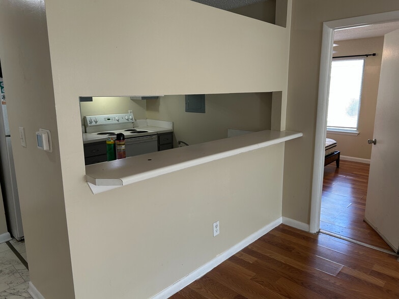 Building Photo - Room in Apartment on University Ct