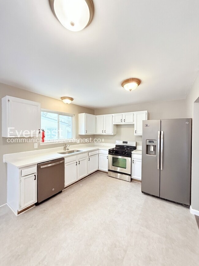 Building Photo - 3 Bed, 1 Bath Home with Modern Amenities  / Pet-Friendly / Vouchers Accepted / Available Now!