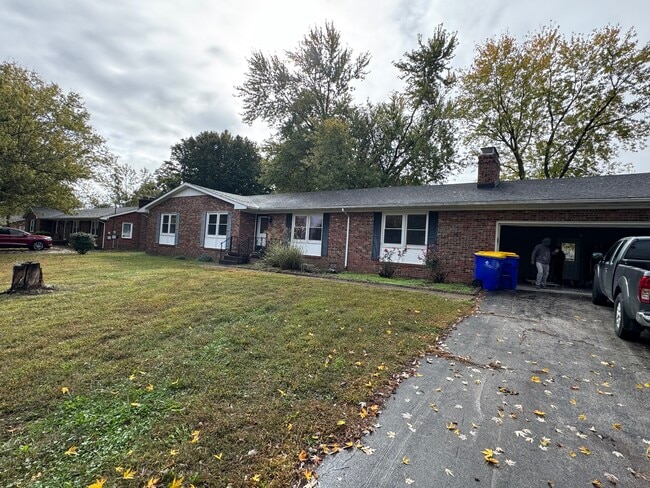 Primary Photo - 519 Meadowlawn Dr