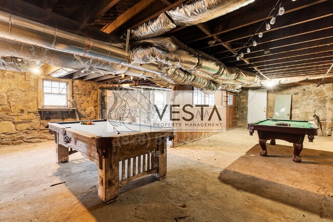 Building Photo - 68 Maple St