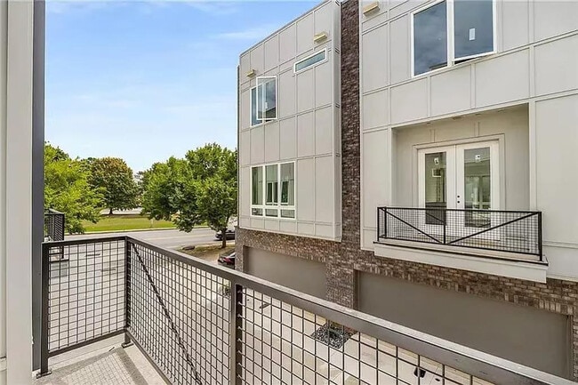 Building Photo - 1680 Memorial Dr SE