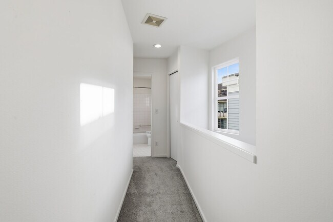 Building Photo - 619 Federal Ave E