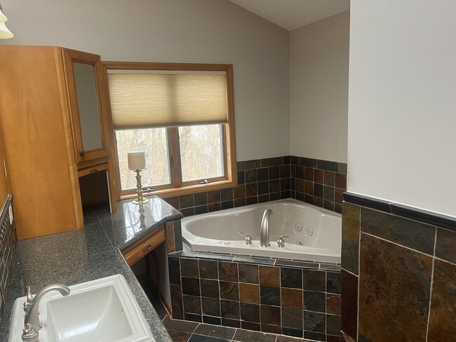 Building Photo - 180 Eleanor Dr