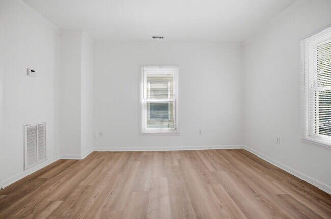 Building Photo - GORGEOUS REMODELED 1 BEDROOM APARTMENT IN HISTORIC PORT NORFOLK!