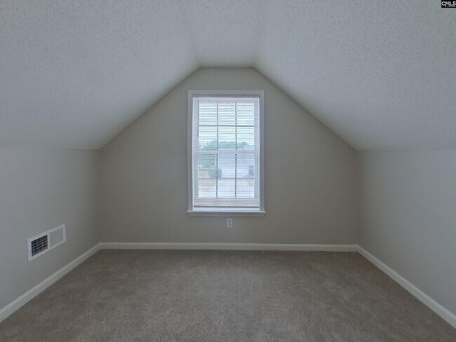 Building Photo - 608 Cottontail Ct N