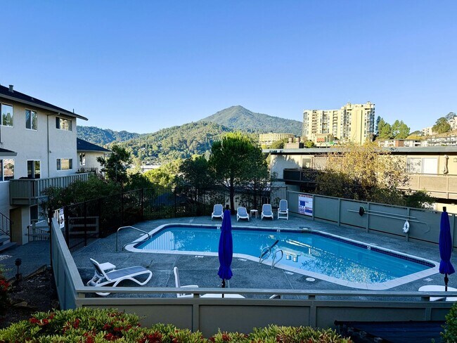 Building Photo - 4 bed, 2.5 bath top floor corner unit cond...