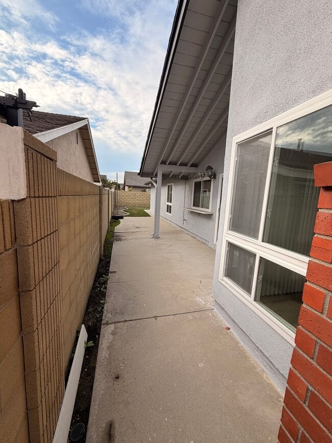 Building Photo - Remodeled 3 Bedroom Cerritos House For Rent with Central AC!