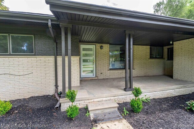 Building Photo - 7011 White Pine Dr