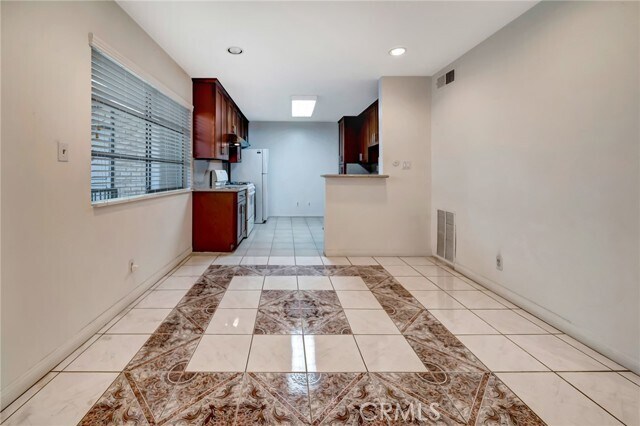 Building Photo - 5315 Zelzah Ave