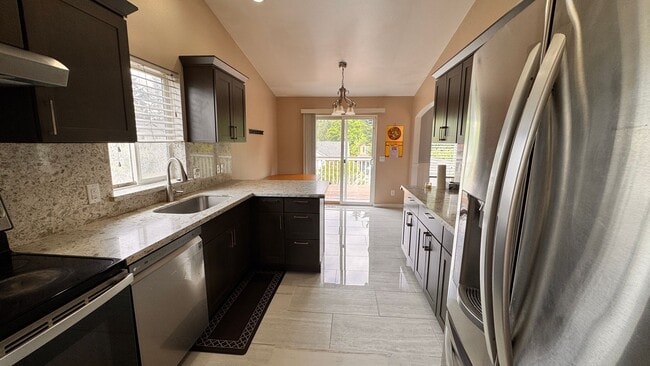 Building Photo - Spacious & Modern 4-Bedroom Home in Kent