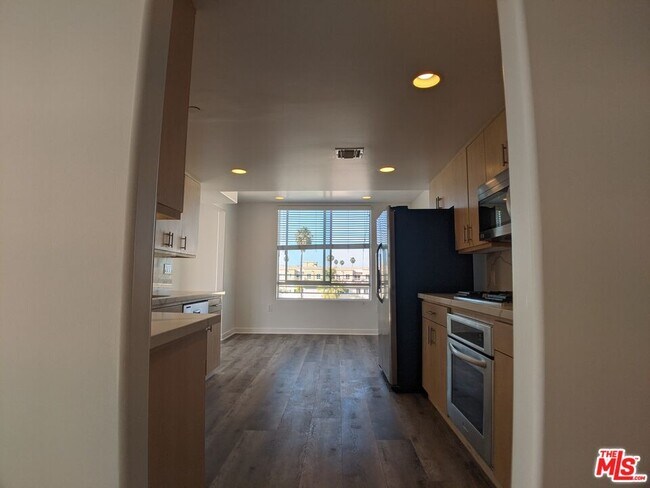 Building Photo - 5143 White Oak Ave