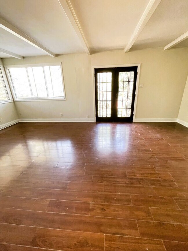 Building Photo - AVAILABLE NOW - Beautiful corner house in Webster Groves across the street from Avery Elementary!