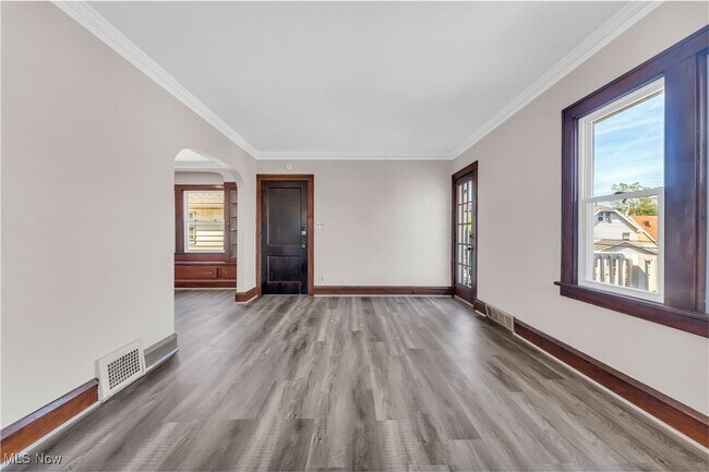Building Photo - 10602 Langton Ave