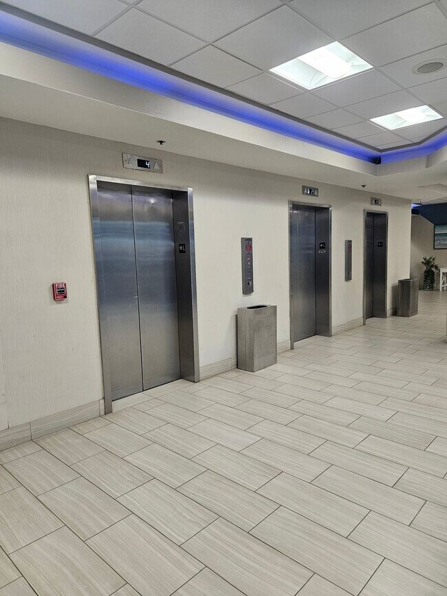 Building Photo - 1 BEDROOM 1 BATH CONDO