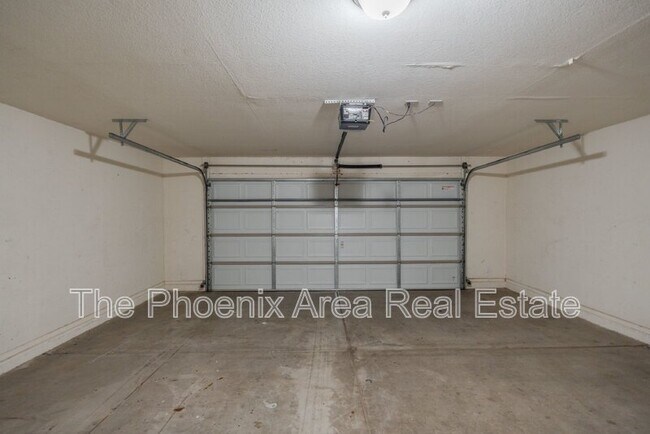 Building Photo - 3095 E Merrill Ave