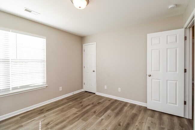 Building Photo - 1220 Maple Ridge Dr